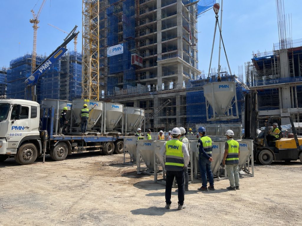 GianGiaoPMN giao phễu cấp liệu tại công trình